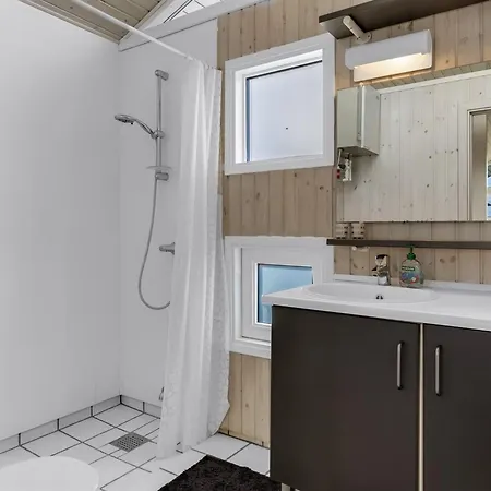 Tjarven - 350m From The Sea By Interhome 펜션 하일스